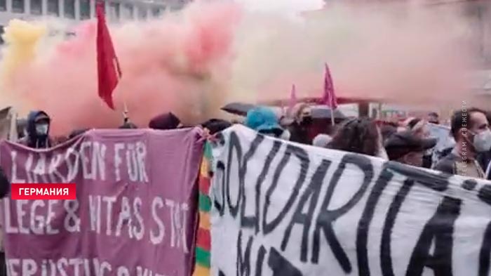 Разогнать протестующих мирно не получилось. В Германии прошёл митинг против военных поставок в Украину-1