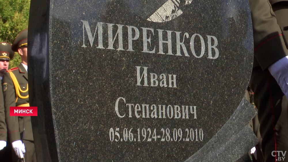 «Мы не забываем, кто нас освободил». Гражданин Чехии возложил венок к памятнику героя СССР-13