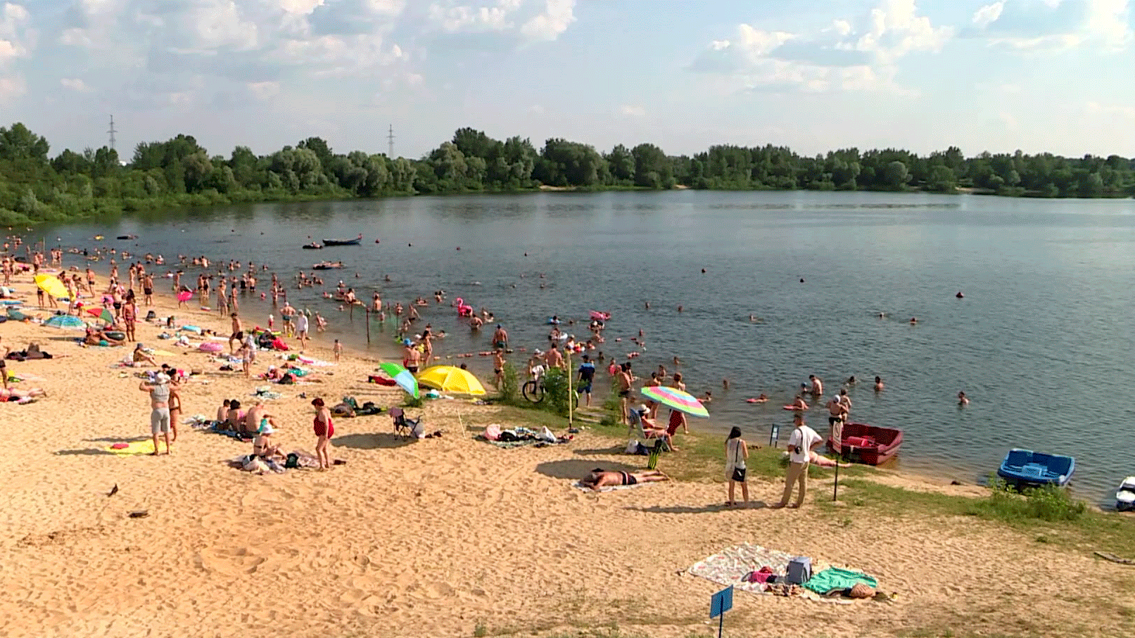 Работник МЧС имитировал пьяного, заходил воду. Какой эксперимент на пляже провели белорусские спасатели?