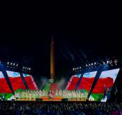 Акция «Споём гимн вместе» и красочный салют. Видеофакт, как отмечали День Независимости в Минске