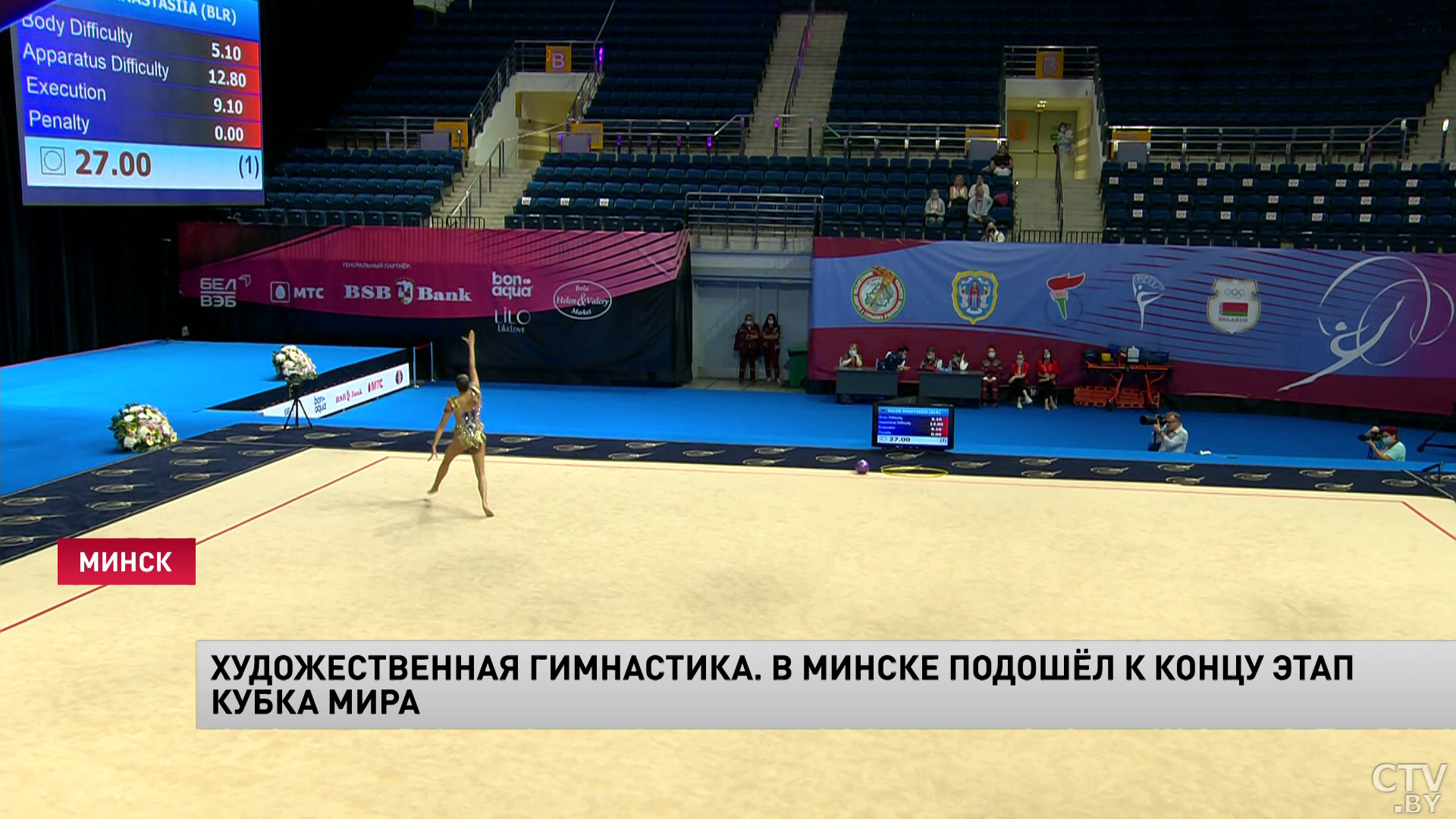 Гимнастка Алина Горносько завоевала золото в упражнениях с мячом, обручем и булавами-7