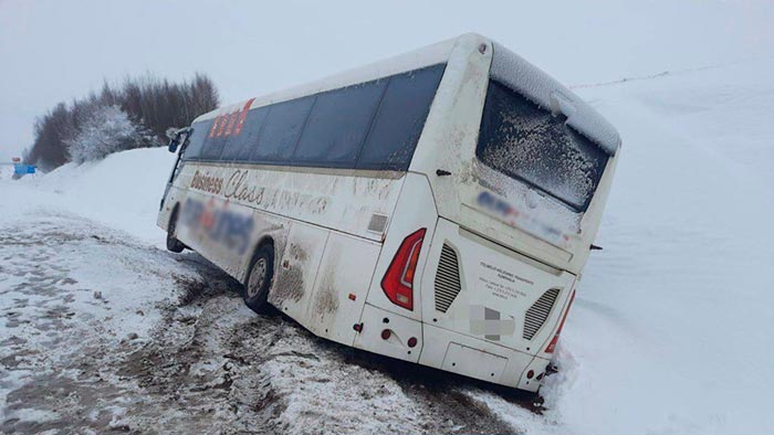 Пассажирский автобус съехал в кювет на М7 после ДТП с грузовиком