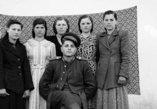 «Жена и дети хобби отца не поддержали». 60 лет назад мужчина сфотографировал односельчан, вот как прошла жизнь героев снимков