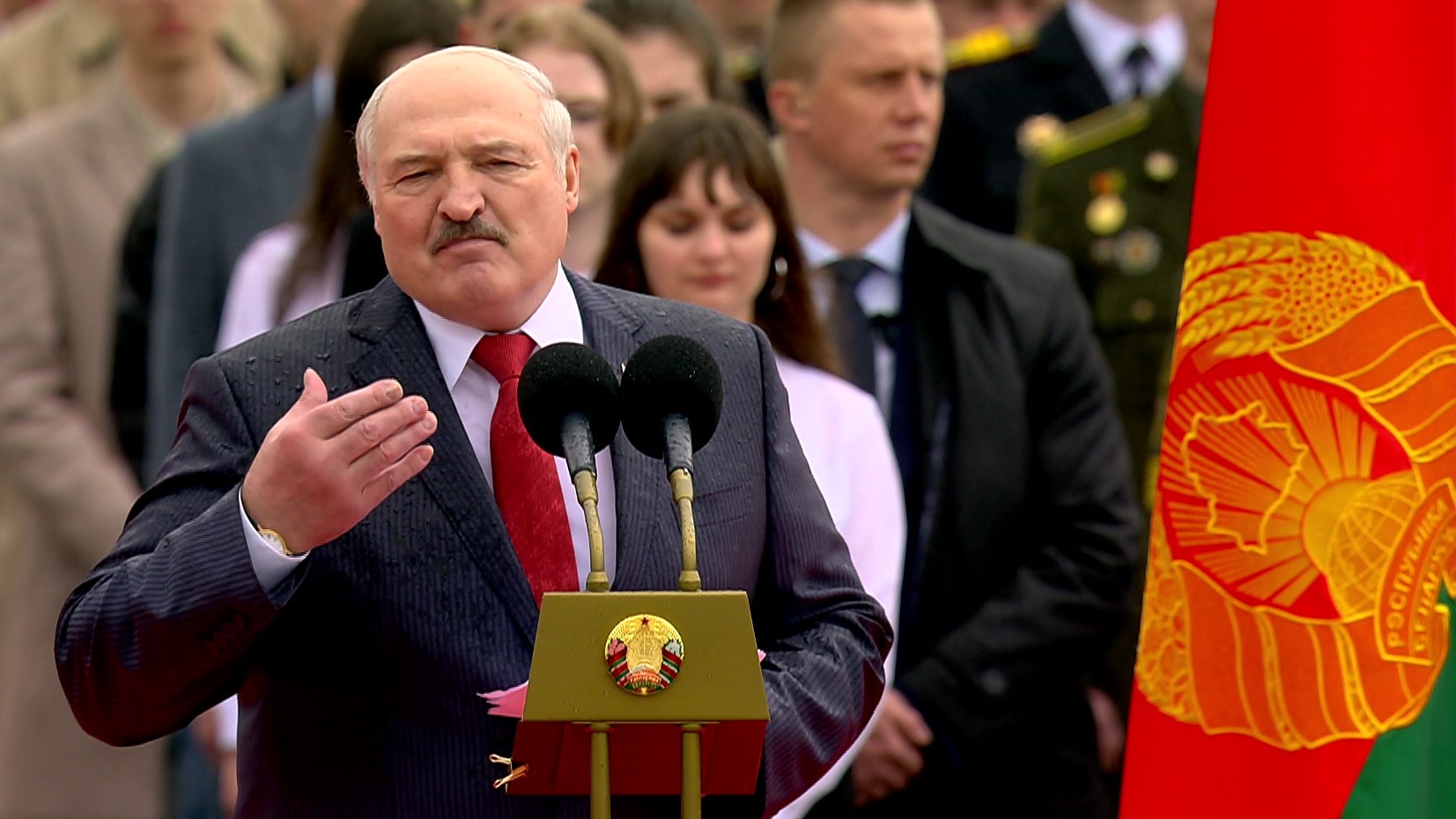 «Как мы могли поклоняться БЧБ-флагам и прочему?» Лукашенко о значимости госсимволов