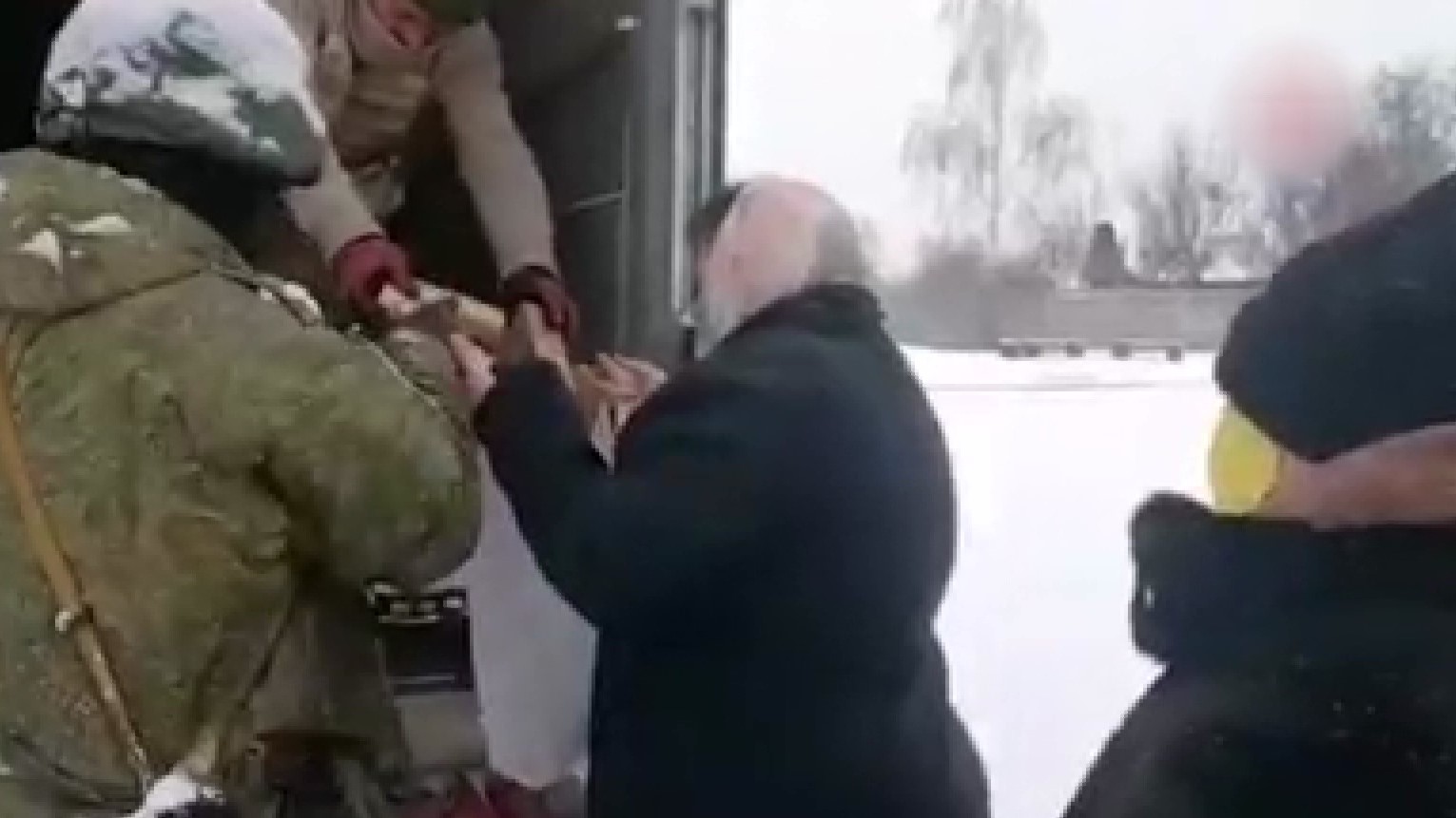 Крупы, консервы, хлеб и питьевая вода. Российские военные доставили в Украину более 20 тонн гуманитарной помощи