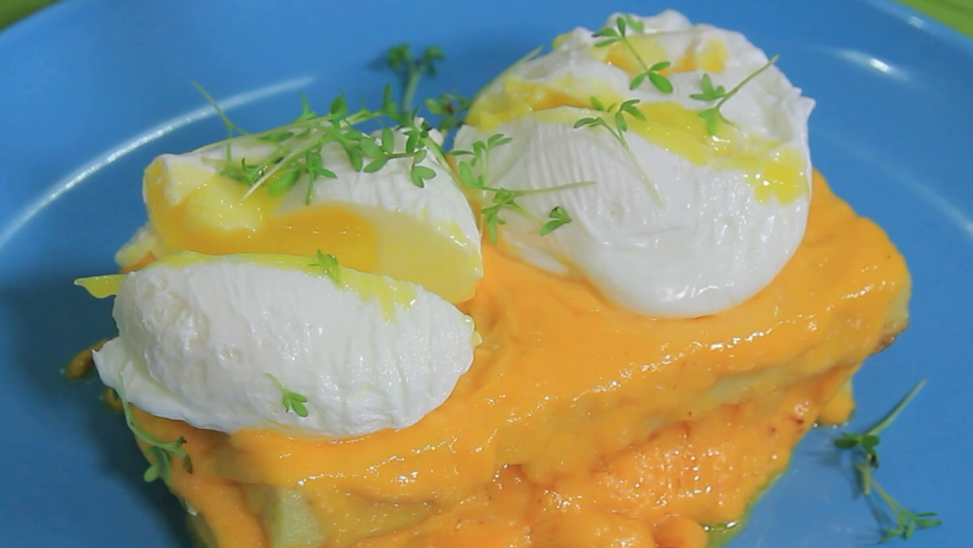 Пшённая каша с яйцом пашот. Шеф-повар показал рецепт полезного завтрака 