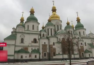 В Киеве сильный ветер сорвал крест с купола Софийского собора