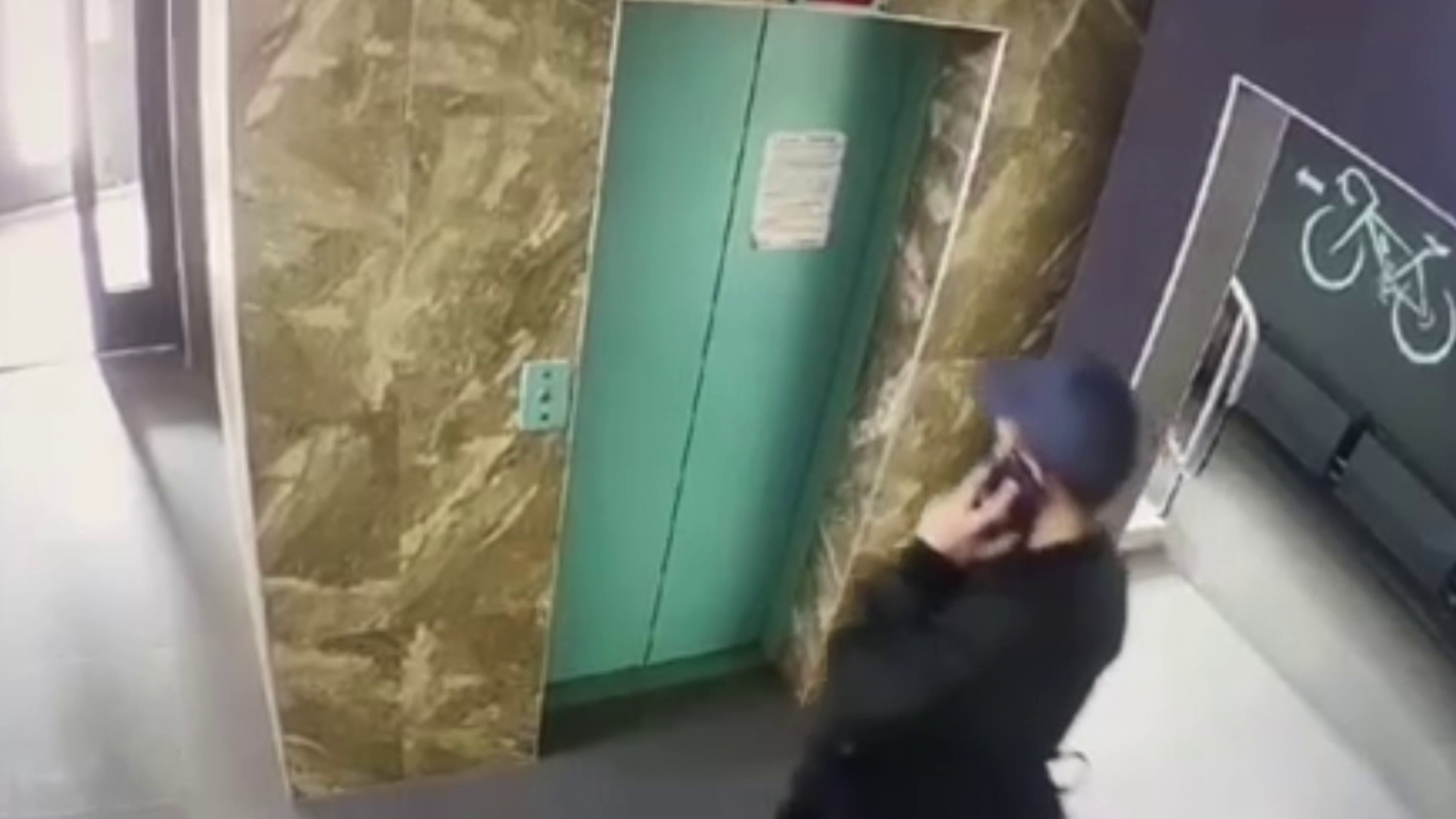 «Обещали 500 рублей в день». Курьера телефонных мошенников задержала милиция, вот что он рассказал