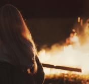 «Дым просто поглощает тебя, один – два вдоха и всё». Мама двух детей рассказала, как спасала семью от пожара