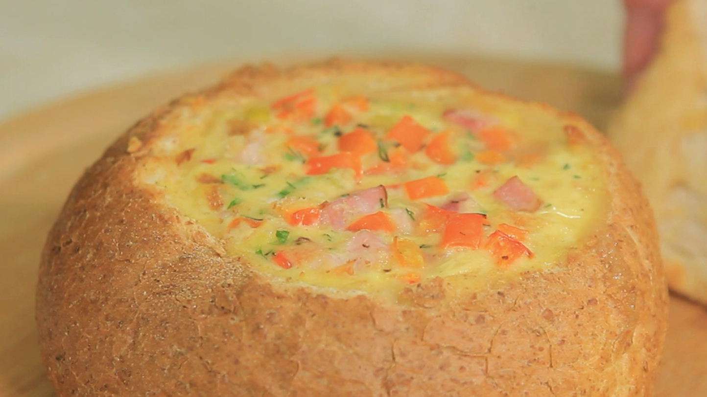 Омлет с беконом в хлебе. Рецепт необычного завтрака