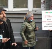 «Мы уже собрали 2 миллиона злотых». Поляки устроили митинг под офисом Красного Креста в поддержку беженцев