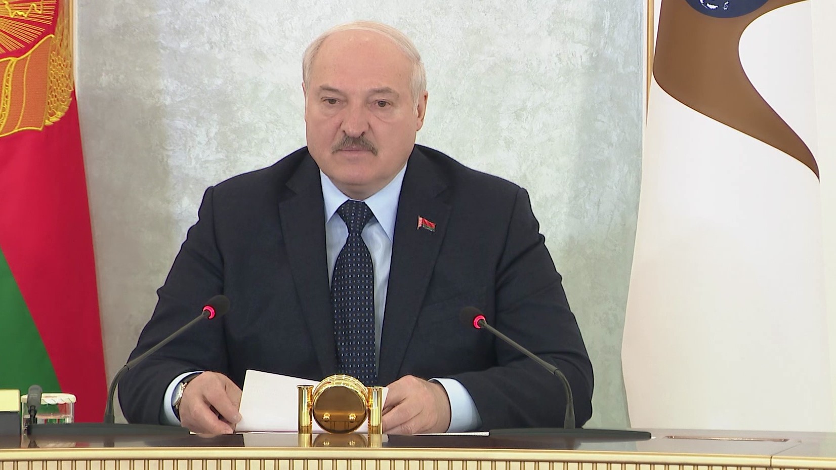 Лукашенко: «Нам следует принять экстренные меры по переформатированию логистики»