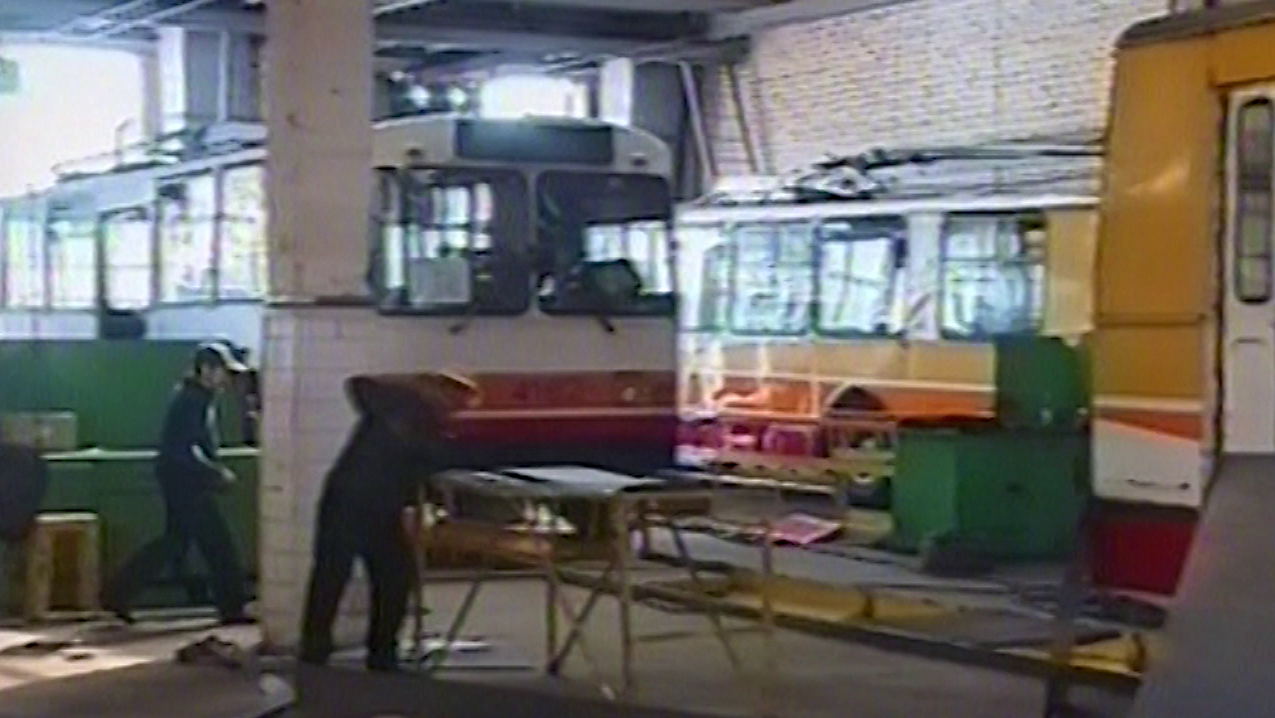 Заводы и предприятия стояли на коленях. Как Беларусь начала выбираться из кризиса в 90-х?