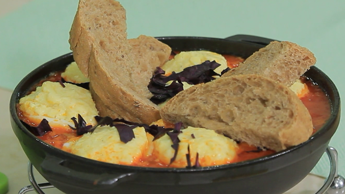 Запечённые яйца с сыром в томатном соусе. Рецепт вкусного завтрака