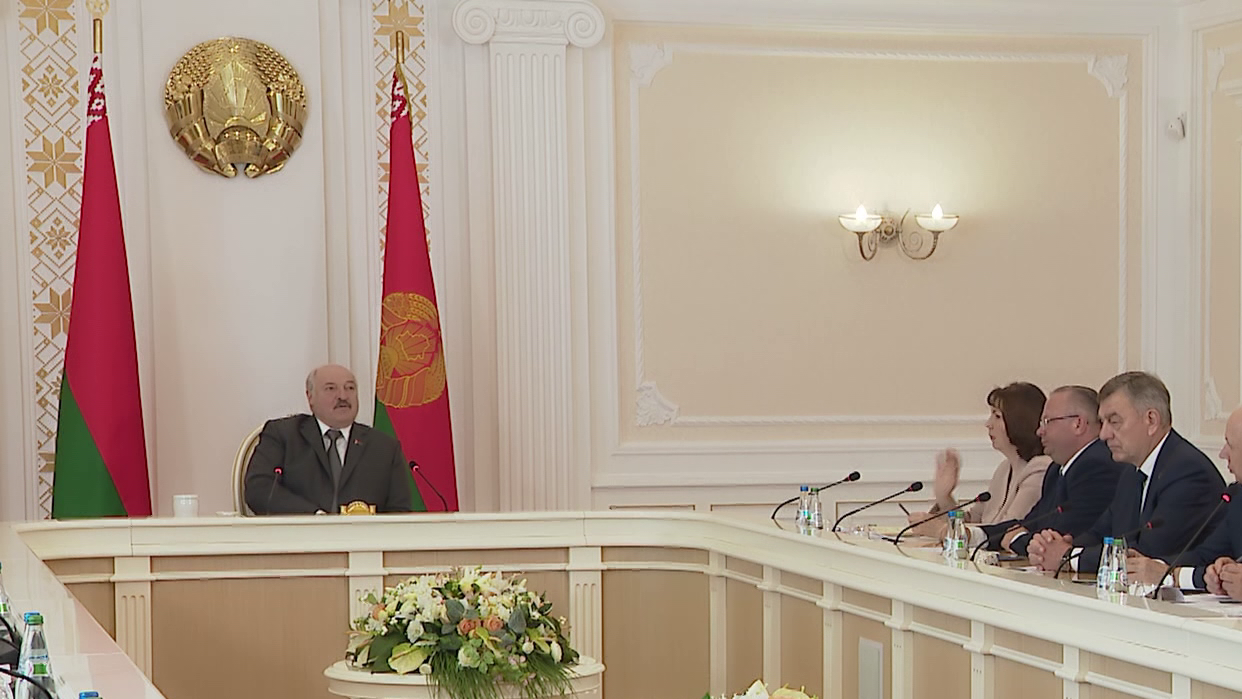 Лукашенко: «Не хочу подозревать вас в том, что вы коррупционеры и люди, не отвечающие за это решение»