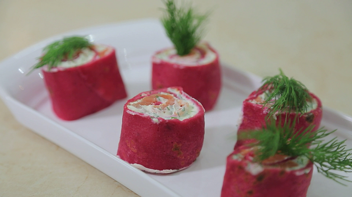 Свекольные блины с крем-чизом и лососем. Рецепт завтрака от шеф-повара