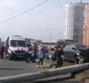 В районе съезда на улицу Стариновскую автомобиль врезался в столб. В машине были водитель и ребёнок