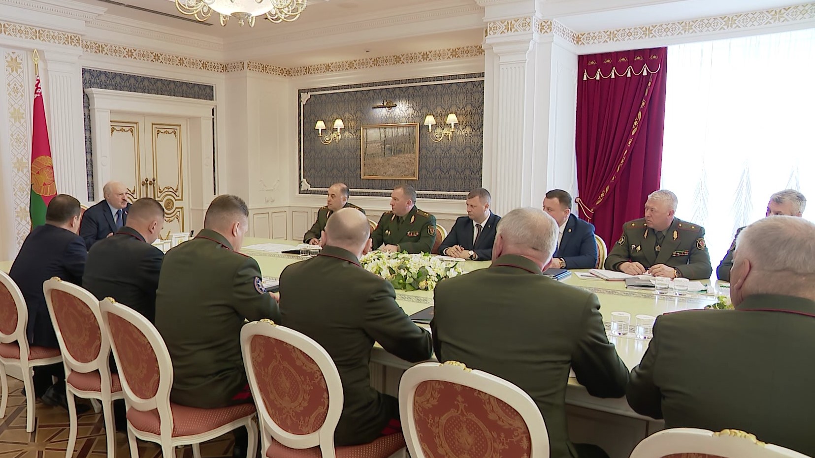 Александр Лукашенко: «Не надо никакое оружие, ничего не нужно, если нет связи»