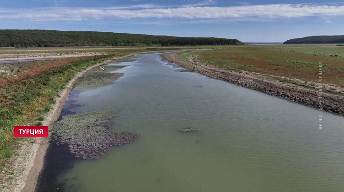 Крупное водохранилище в пригороде Стамбула мелеет