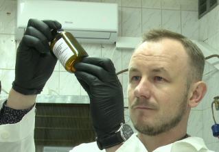 «Заболел любимый верблюд». В Беларуси есть уникальное лекарство для животных, которое интересно во всём мире