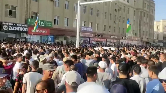 В Узбекистане вспыхнули протесты. Демонстранты хотят отменить внесение правок в Конституцию