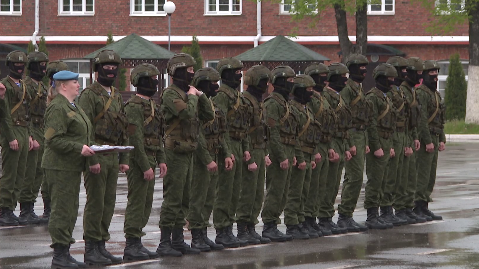 «Помощь братскому народу». Чествование военных миротворческой роты прошло в Витебской воздушно-десантной бригаде