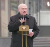 Александру Лукашенко подарили стеклянное сердце на ладонях. Посмотрите, как оно выглядит