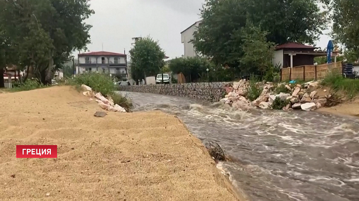 Дороги, террасы и холлы отелей ушли под воду. Как в Греции борются с последствиями ливней?