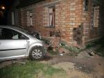 В Червенском районе бесправник на Citroen врезался в дом и погиб 