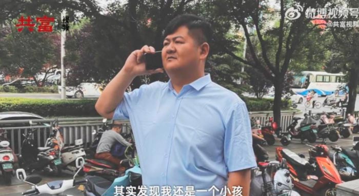 Этому парню всего 25. Почему он выглядит намного старше своих лет? 