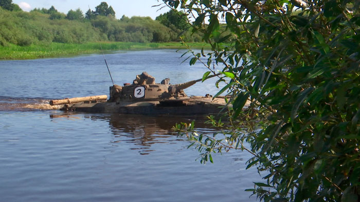Занятия по тактической подготовке – курсанты Военной академии преодолели водную преграду на БМП Занятия по тактической подготовке – курсанты Военной академии преодолели водную преграду на БМП