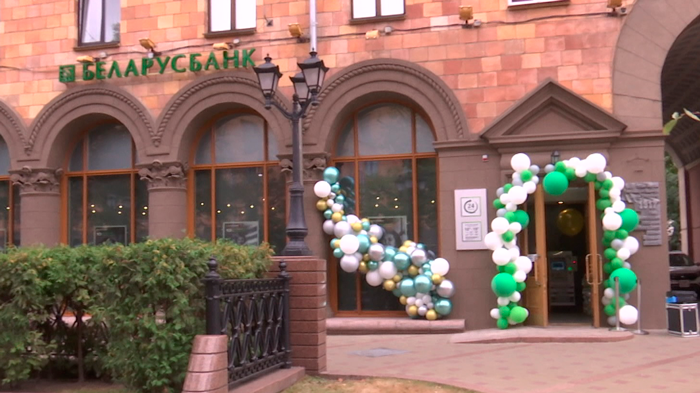 «Вы не увидите обычных касс». Отделение Беларусбанка нового формата открылось в Минске