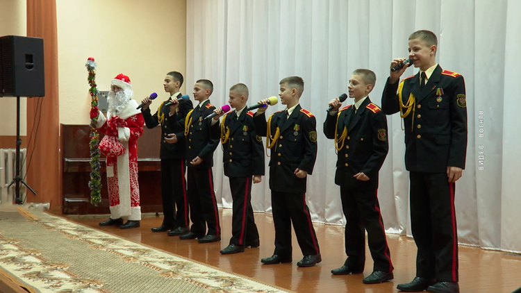 Воспитанники Минского суворовского училища поздравили ветеранов войны, труда и инвалидов с праздниками