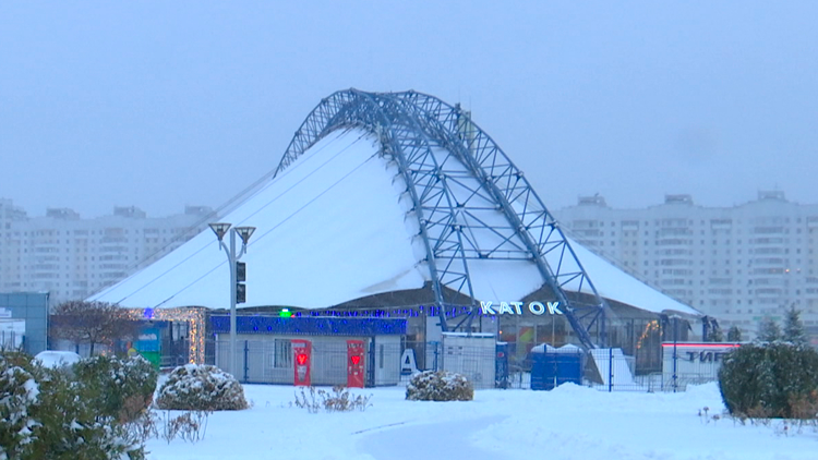 Сезон массовых катаний на коньках начался у Дворца спорта