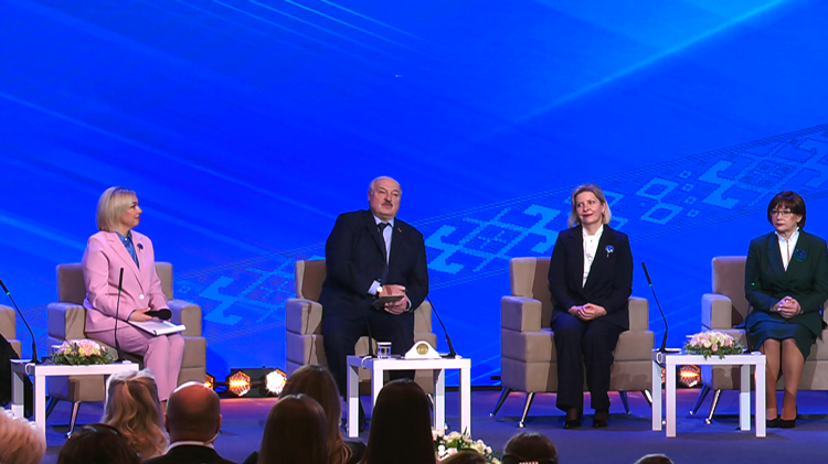 Лукашенко: «Настоящая, наша белорусская женщина, она умеет копить и вовремя потратить»