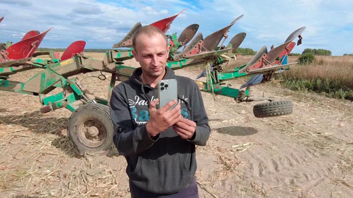 «В интернет выкинешь, и начали люди подписываться». О чём снимает видео механизатор-тиктокер из Минской области?