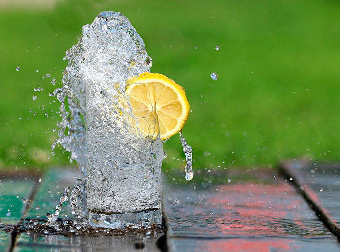 Горячий чай и острая пища. 7 странных советов, которые действительно помогают остыть в жару