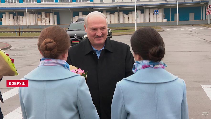 «В Беларуси хватает разумных людей». Главное из поездки Президента в Добруш-4 «В Беларуси хватает разумных людей». Главное из поездки Президента в Добруш-4