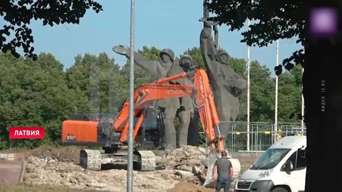 В Латвии прошёл протест против сноса памятника воинам-освободителям