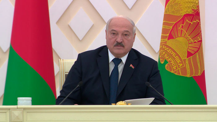 Лукашенко: каждый должен вернуться в свой район, чтобы трудиться очень много. И требовать того же от подчинённых