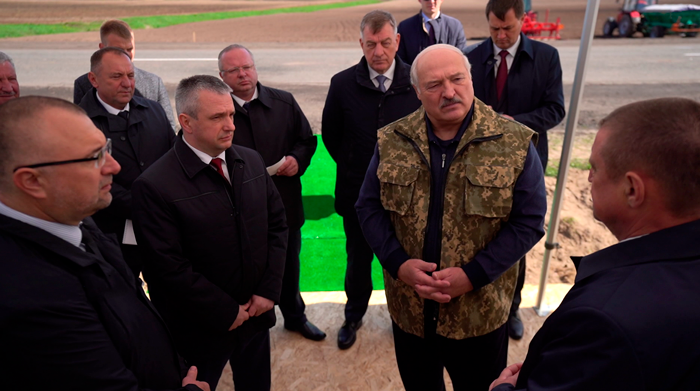 Лукашенко о новых животноводческих комплексах: «Вы укомплектовали. А кем? Вместо коров поставили коз!»