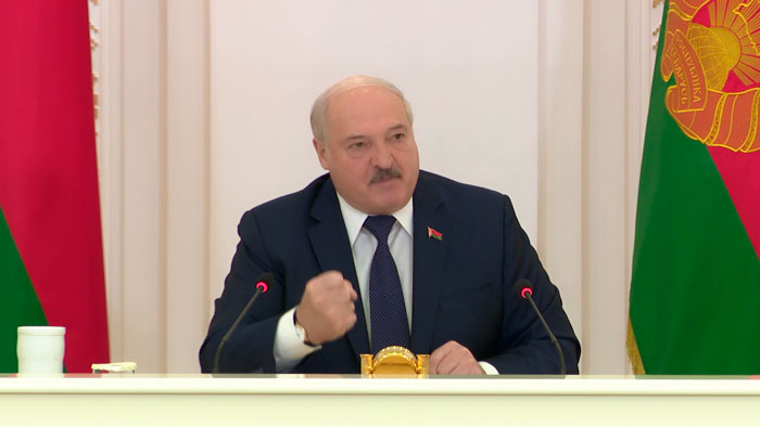 «Вот отсюда цены – от бардака». Лукашенко раскритиковал витебские предприятия за лишние выходные и неорганизованность