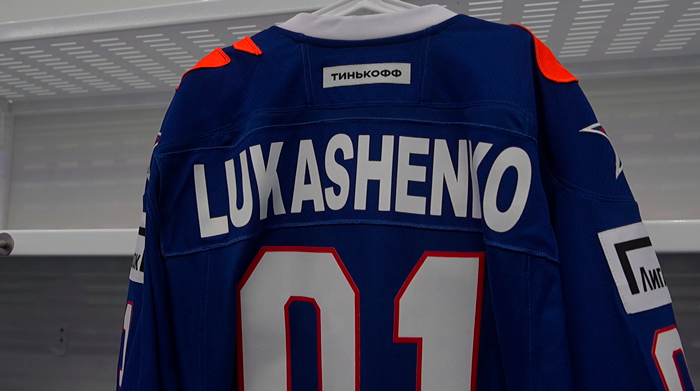 Лукашенко и Путин получили в подарок именные джерси хоккейного СКА
