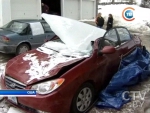 Автомобиль проломила глыба льда! Что стало с водителем.... Автомобиль проломила глыба льда! Что стало с водителем....