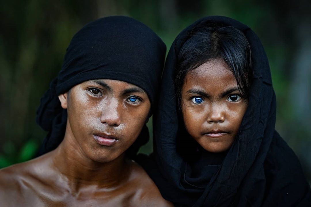 Фотограф из Индонезии запечатлел людей с необычной внешностью: у них пронзительные голубые глаза-9