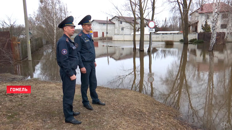 В Гомеле выставили круглосуточный пост с лодками – вода затопила дороги к домам-7