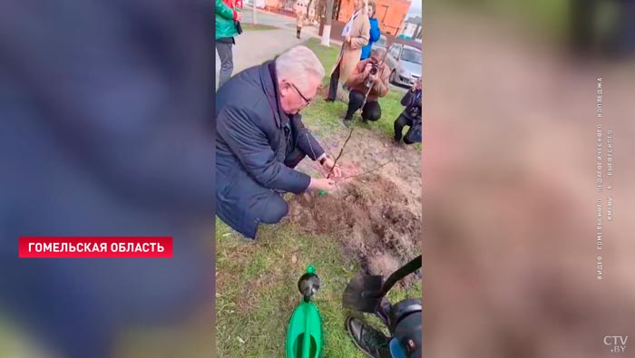 В память о деревнях, которые исчезли из-за аварии в Чернобыле. В Гомеле учащиеся колледжа заложили яблоневый сад-7 В память о деревнях, которые исчезли из-за аварии в Чернобыле. В Гомеле учащиеся колледжа заложили яблоневый сад-7