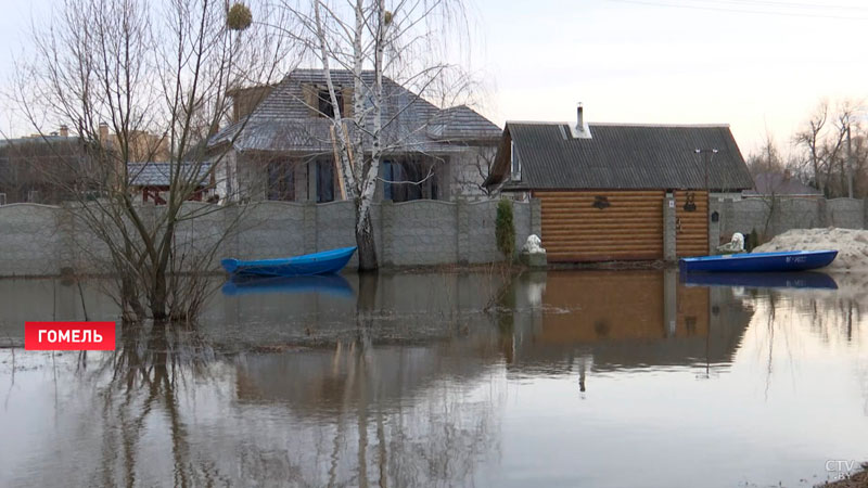 В Гомеле выставили круглосуточный пост с лодками – вода затопила дороги к домам-1