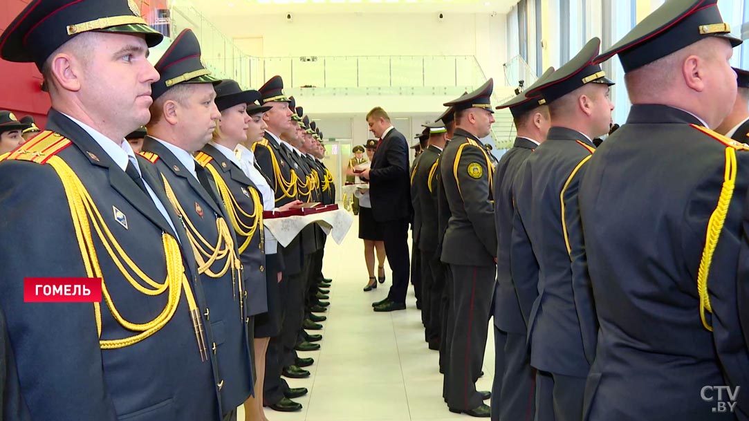 «Это дорогого стоит». В Гомеле вручили награды сотрудникам органов внутренних дел и внутренних войск-1