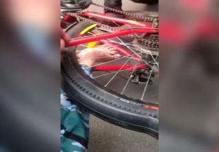 «Упал с велосипеда, нога в спицах застряла». В Гомеле помогли 8-летнему ребёнку